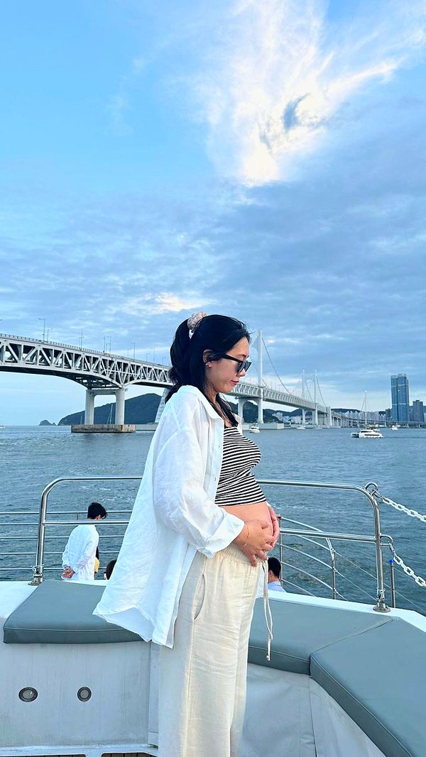 Guest on the cruise in front of Gwangan Bridge
