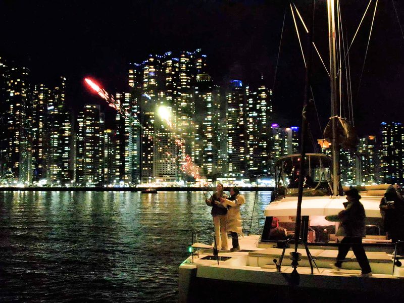 Fireworks enjoyed from a yacht in front of the Marine City night view