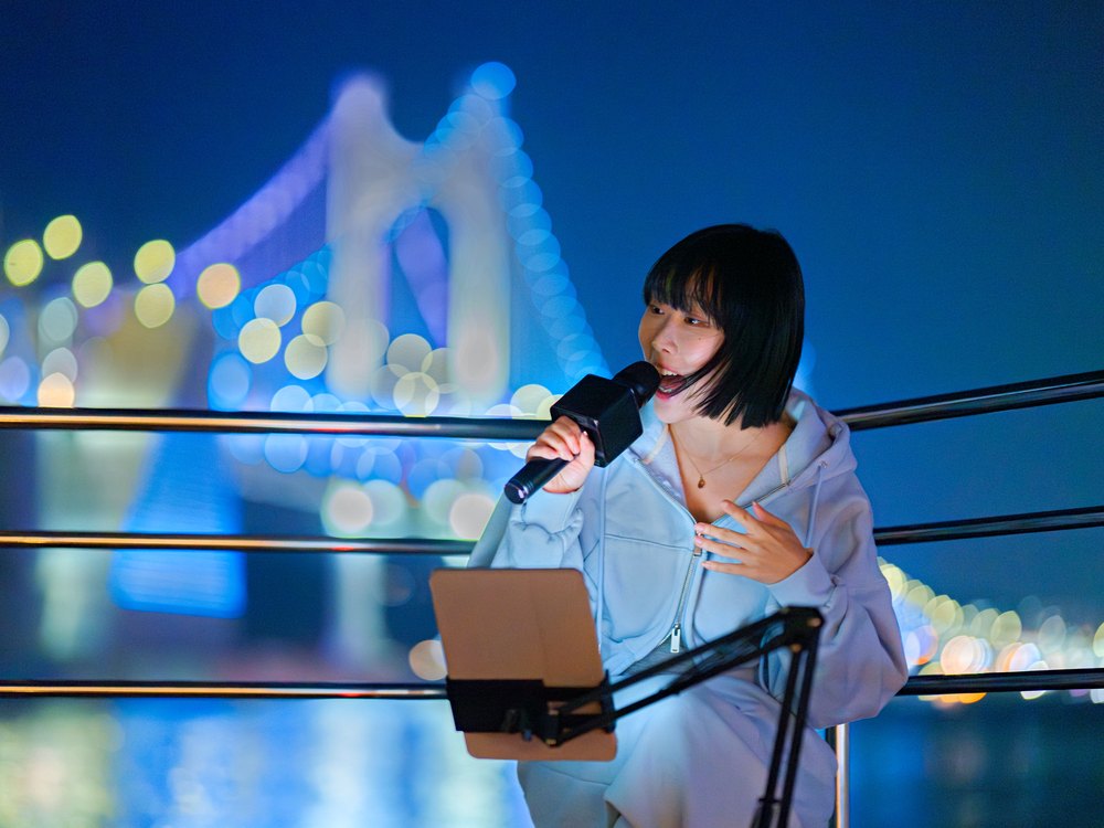 Busking performance on the dinner cruise in front of the Gwangan Bridge lights